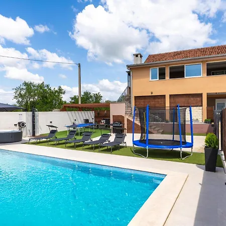 Lovely In Skabrnja 아파트