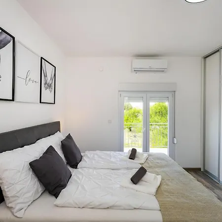 Lovely In Skabrnja Apartmán